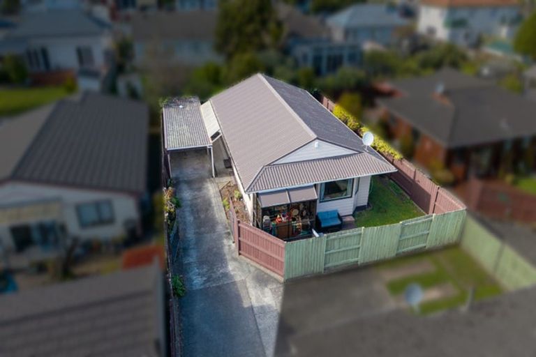 Photo of property in 2/52 Athlone Crescent, Avalon, Lower Hutt, 5011