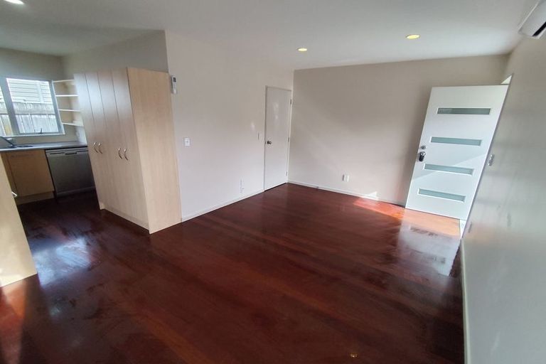 Photo of property in 8 Durham Street, Te Atatu Peninsula, Auckland, 0610