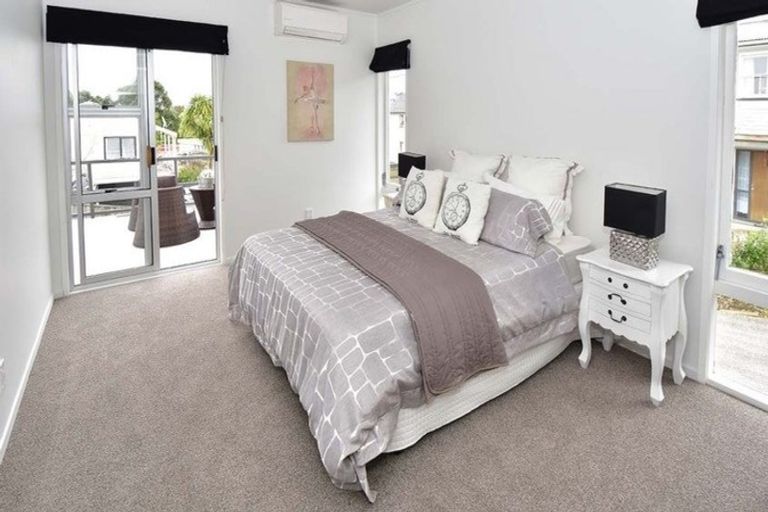 Photo of property in 1/546 Glenfield Road, Glenfield, Auckland, 0629