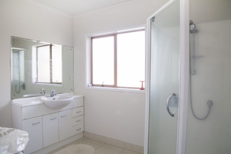 Photo of property in 93 Chelsea View Drive, Chatswood, Auckland, 0626