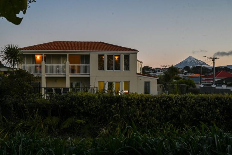 Photo of property in 1 Kawaroa Close, New Plymouth, 4310