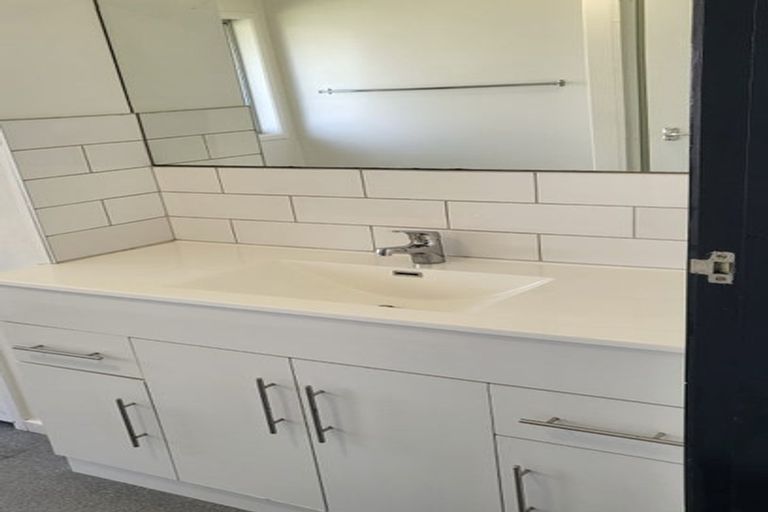 Photo of property in 3 Woodhouse Place, West Harbour, Auckland, 0618