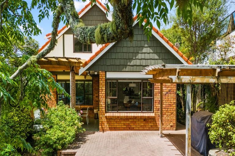 Photo of property in 25 Homewood Place, Chatswood, Auckland, 0626