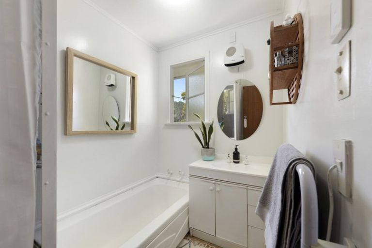 Photo of property in 11 Winchester Avenue, Pinehaven, Upper Hutt, 5019