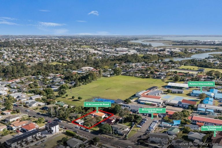 Photo of property in 21 Saint Leonards Road, Kelston, Auckland, 0602