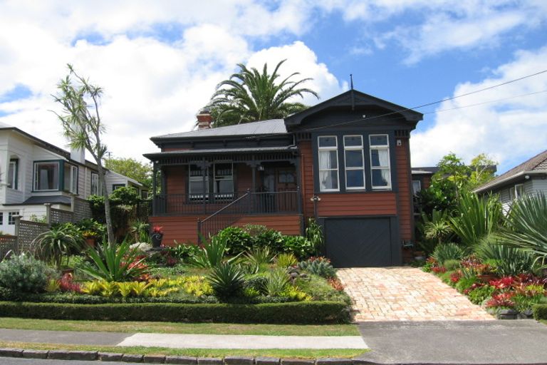Photo of property in 35 Palmerston Road, Birkenhead, Auckland, 0626