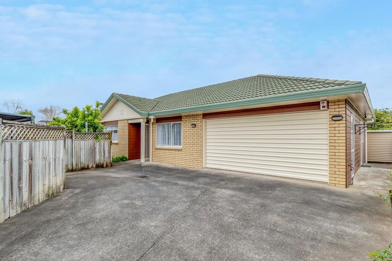 Photo of property in 2/5 Headcorn Place, Botany Downs, Auckland, 2010