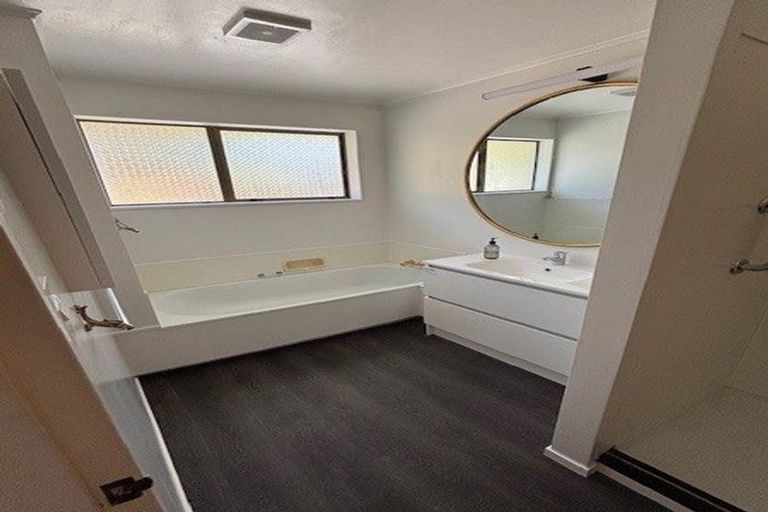 Photo of property in 28 Rewarewa Crescent, Waikanae, 5036