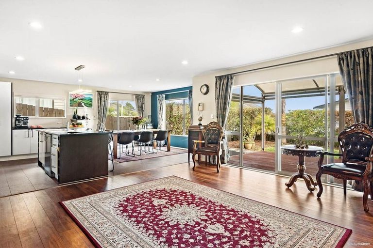 Photo of property in 17 Wye Oak Drive, Schnapper Rock, Auckland, 0632