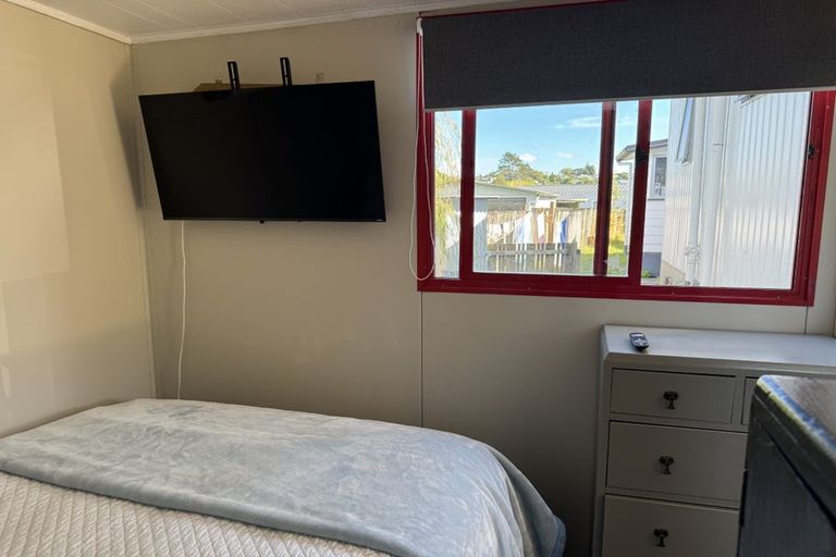 Photo of property in 22 Vina Place, Massey, Auckland, 0614