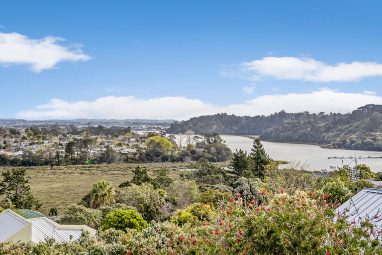 Photo of property in 70 Pemberton Avenue, Bayview, Auckland, 0629