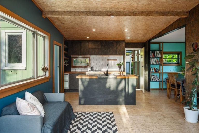 Photo of property in 132 Seaview Road, Piha, New Lynn, 0772