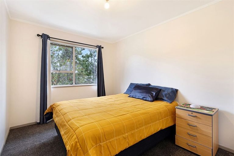 Photo of property in 11 Temuri Place, Glendene, Auckland, 0602