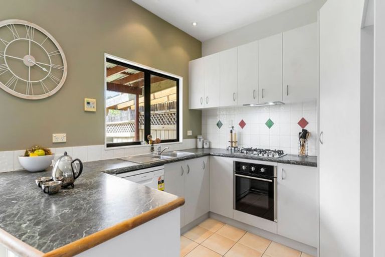 Photo of property in 3/8 Tuscany Way, Te Atatu Peninsula, Auckland, 0610