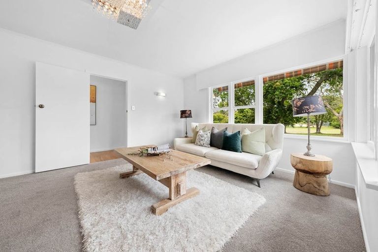 Photo of property in 100 Gossamer Drive, Pakuranga Heights, Auckland, 2010