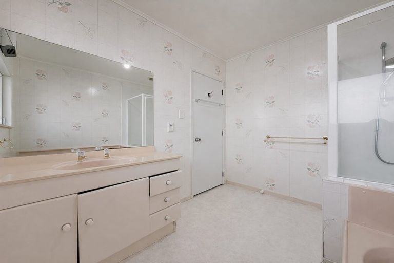 Photo of property in 122 Hugh Green Drive, Pinehill, Auckland, 0632