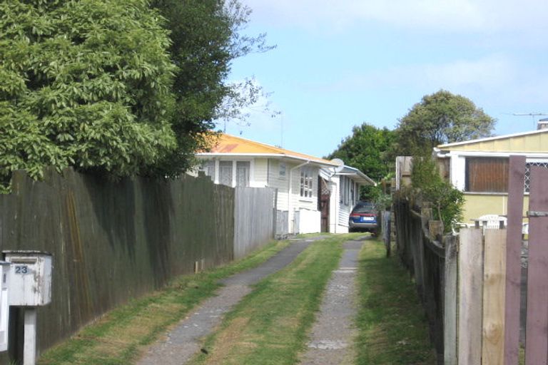 Photo of property in 2/23 Fairclough Road, Beach Haven, Auckland, 0626