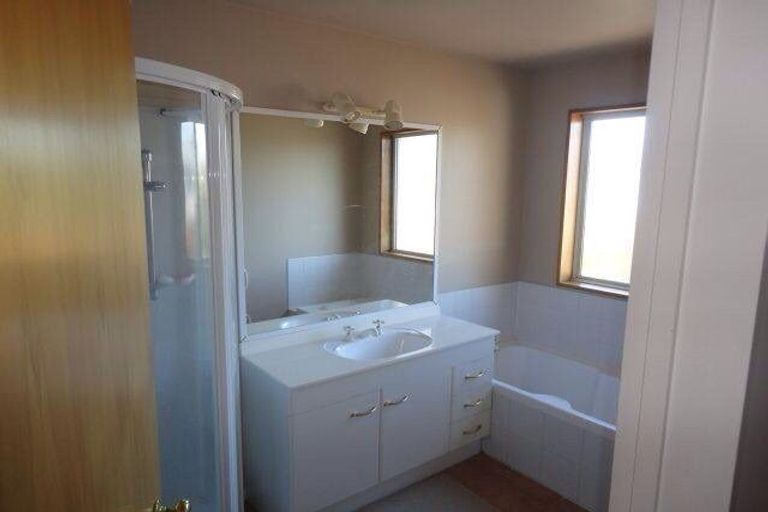 Photo of property in 94 Memorial Avenue, Ilam, Christchurch, 8053