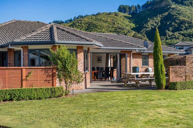 Photo of property in 76 Kirton Drive, Riverstone Terraces, Upper Hutt, 5018