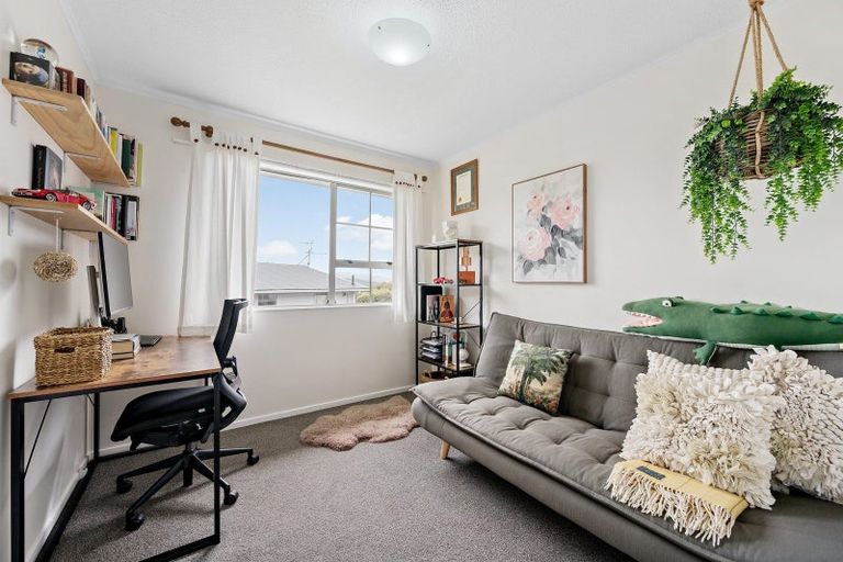 Photo of property in 10 Pimlico Place, Newlands, Wellington, 6037