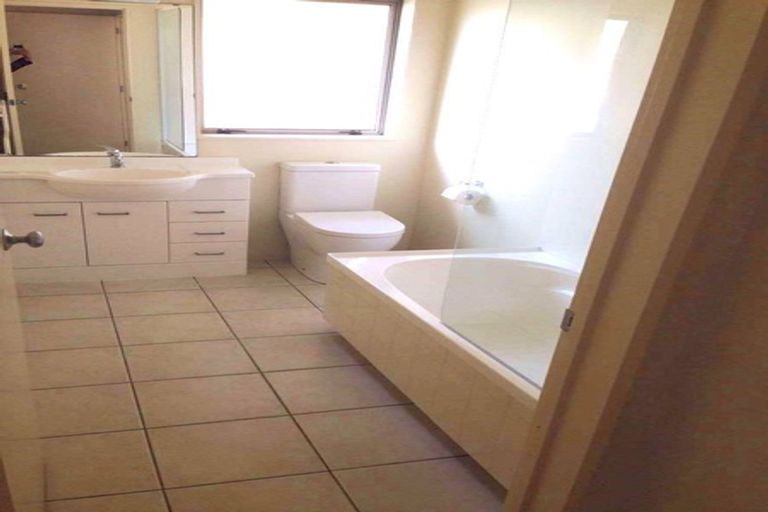 Photo of property in 98 Riverton Drive, Randwick Park, Auckland, 2105