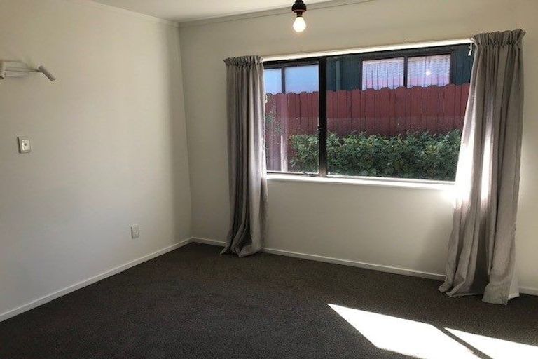 Photo of property in 2/98 Mirrabooka Avenue, Botany Downs, Auckland, 2010