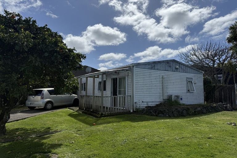 Photo of property in 1 Titoki Street, Te Atatu Peninsula, Auckland, 0610