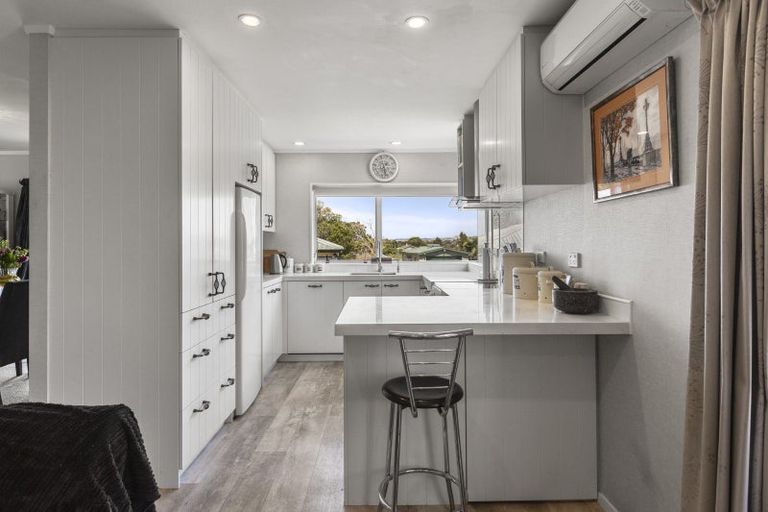 Photo of property in 27 Brookesmith Drive, Waiuku, 2123