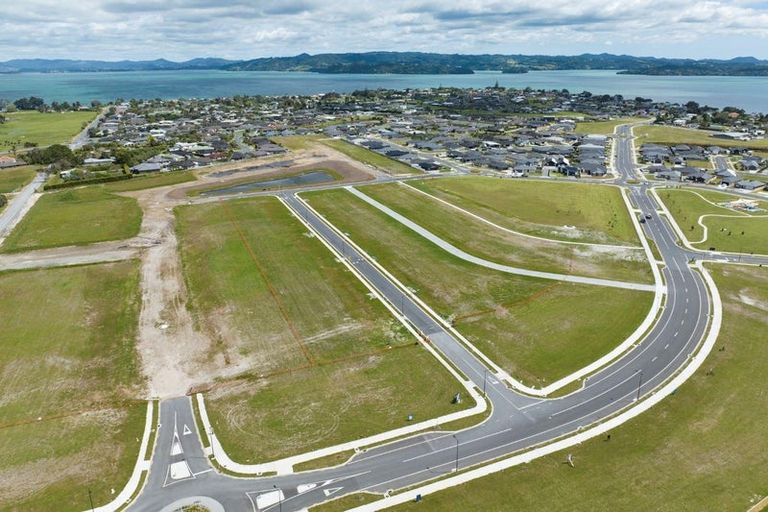 Photo of property in 24 Te Piriti Road, One Tree Point, 0118