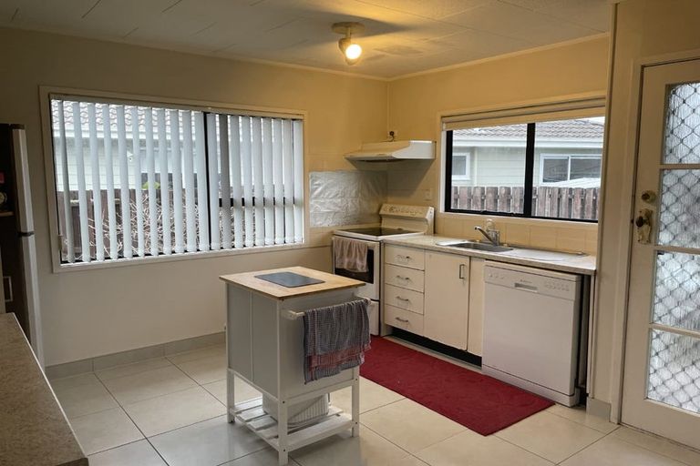 Photo of property in 2/1 Barbados Drive, Unsworth Heights, Auckland, 0632