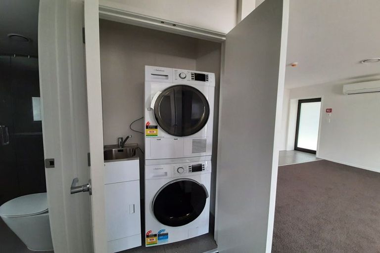 Photo of property in 1/4045f Great North Road, Glen Eden, Auckland, 0602