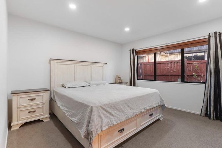 Photo of property in 30 Hercules Drive, Henderson, Auckland, 0612