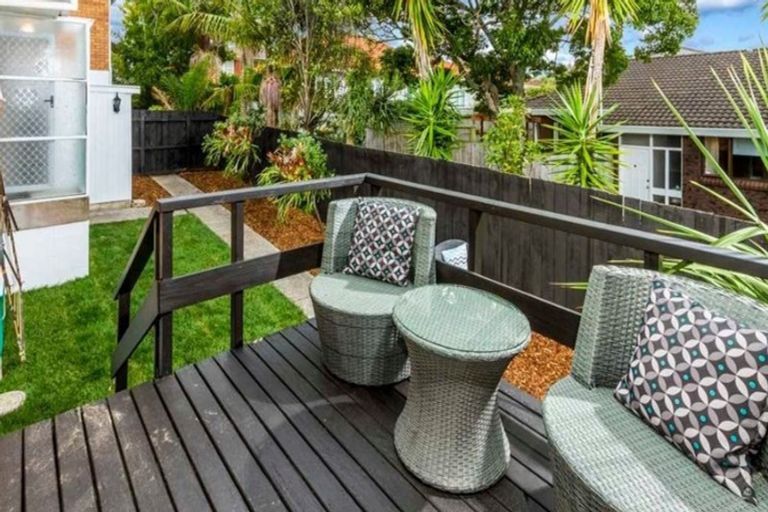 Photo of property in 2/8 Tobruk Crescent, Milford, Auckland, 0620
