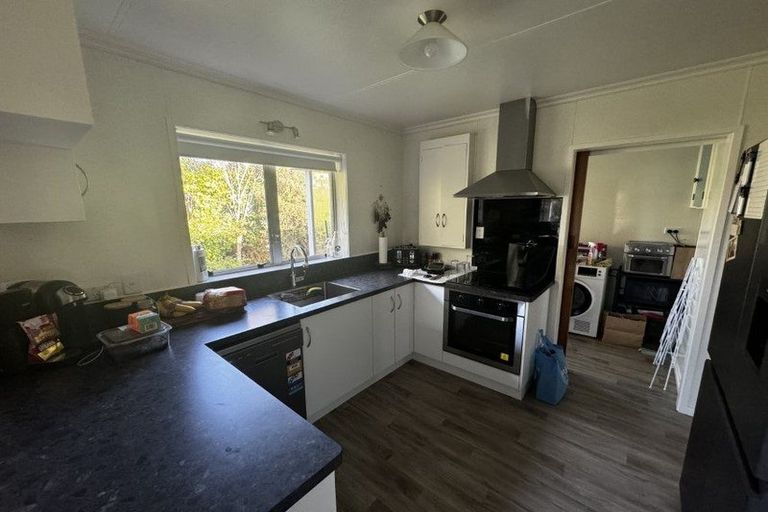 Photo of property in 2 Kauri Street, Merrilands, New Plymouth, 4312