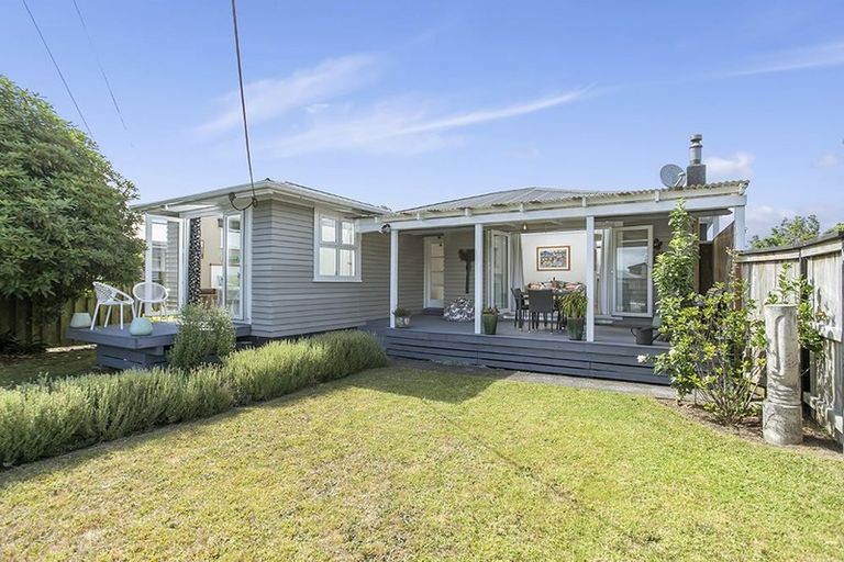 Photo of property in 15 Enderby Drive, Te Atatu Peninsula, Auckland, 0610