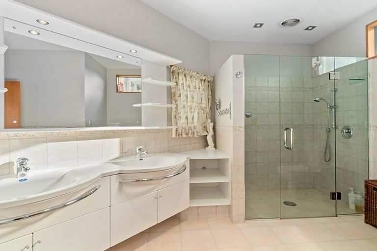 Photo of property in 15 Morrows Mead, Wanaka, 9305