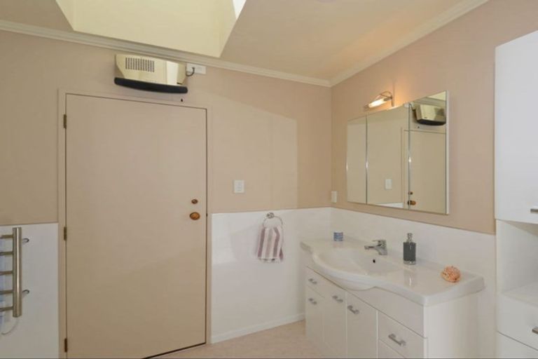 Photo of property in 2 Bathurst Street, Heretaunga, Upper Hutt, 5018