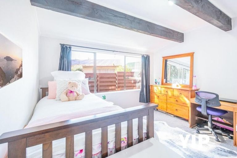 Photo of property in 27a Kingsbridge Place, Newlands, Wellington, 6037