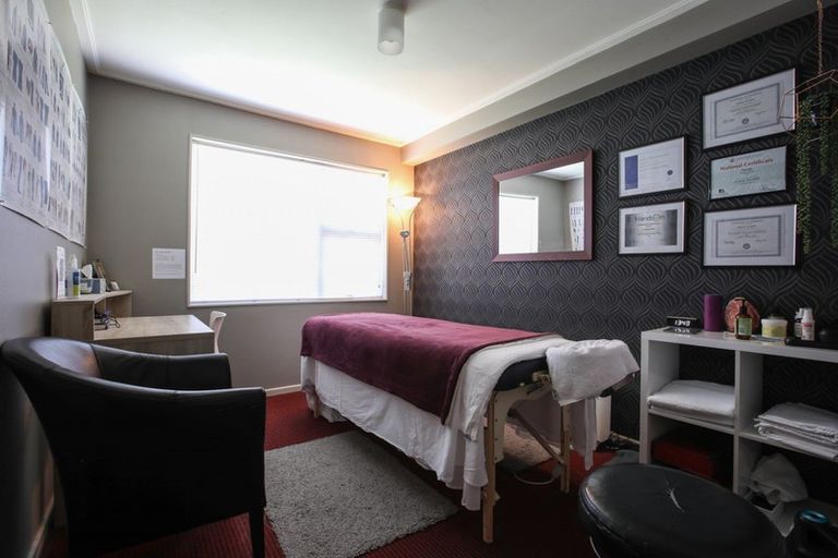 Photo of property in 8 Home Street, Winton, 9720