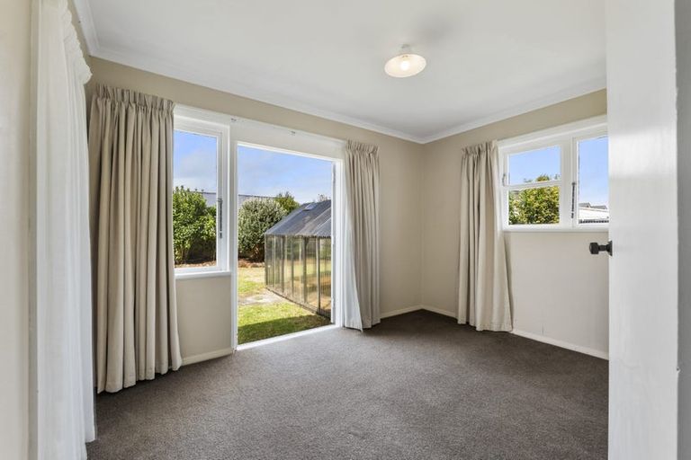 Photo of property in 4 Holford Street, Westown, New Plymouth, 4310