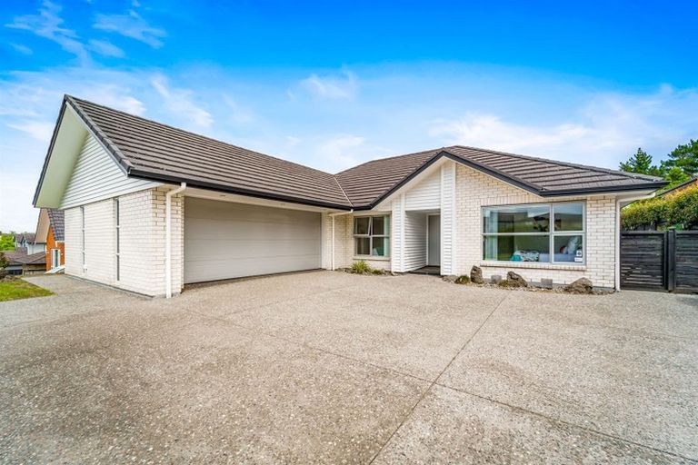 Photo of property in 32 Corricvale Way, Northcross, Auckland, 0630