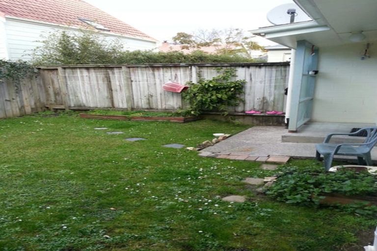Photo of property in 2/2 Lansdowne Street, Bayswater, Auckland, 0622