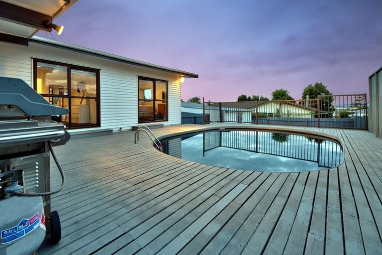 Photo of property in 15 Bodi Place, Te Atatu South, Auckland, 0610