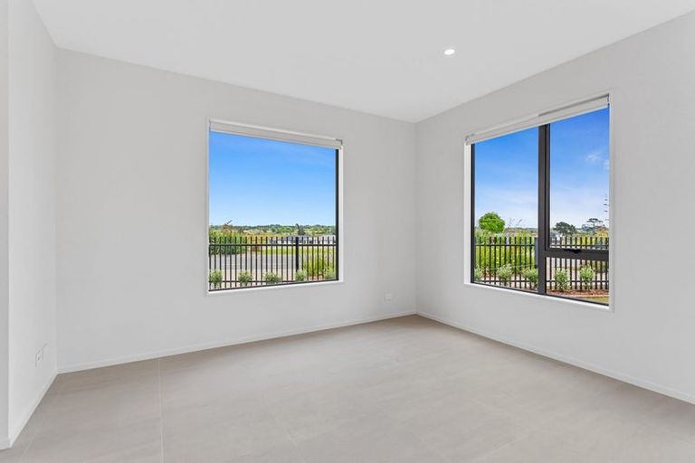 Photo of property in 39 Parkmore Drive, Rosehill, Papakura, 2113