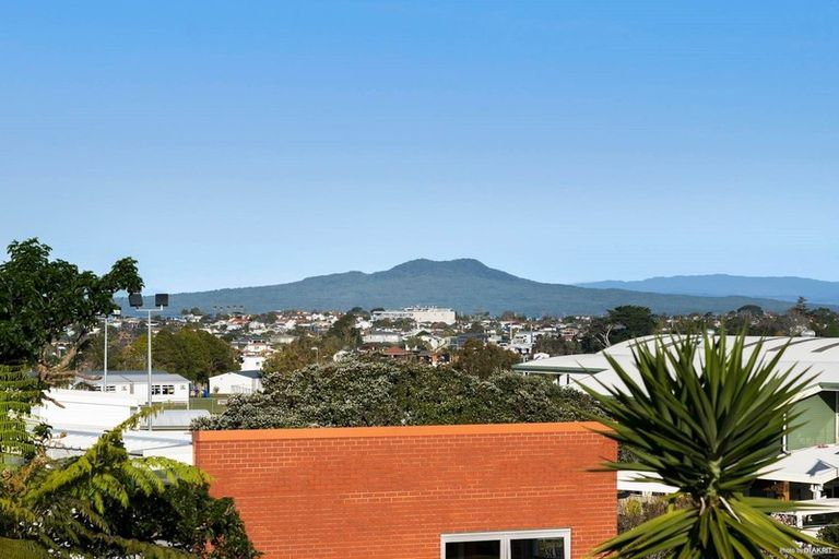 Photo of property in 779 East Coast Road, Northcross, Auckland, 0630