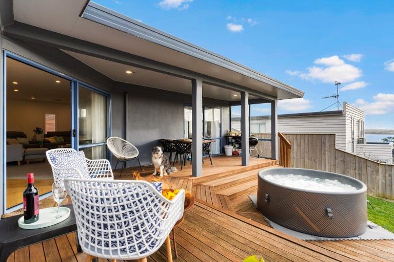 Photo of property in 2/87 Island Bay Road, Beach Haven, Auckland, 0626