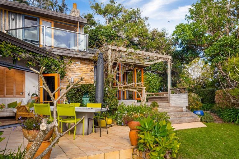 Photo of property in 28 The Crescent, Tindalls Beach, Whangaparaoa, 0930