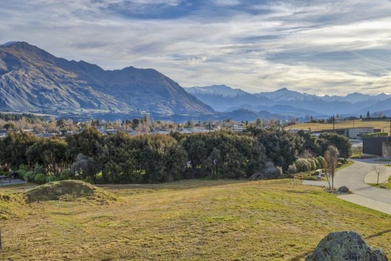 Photo of property in 7 Karearea Rise, Wanaka, 9305