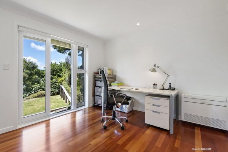 Photo of property in 4 Fortification Road, Karaka Bays, Wellington, 6022