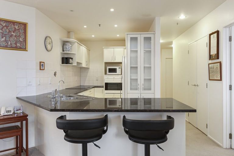 Photo of property in 1a/171 Hurstmere Road, Takapuna, Auckland, 0622